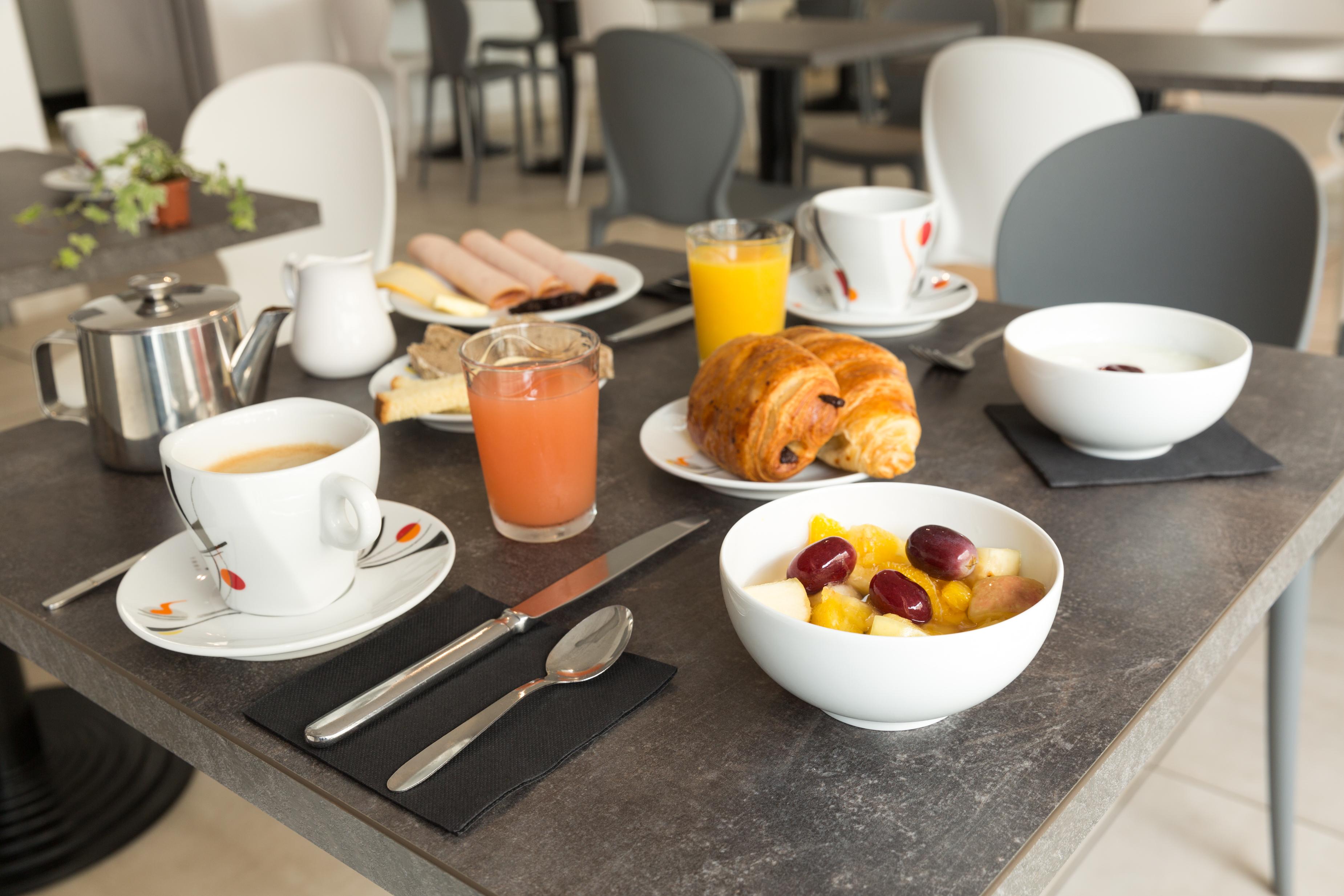 Brit Hotel Confort Nevers Centre Gare Екстер'єр фото