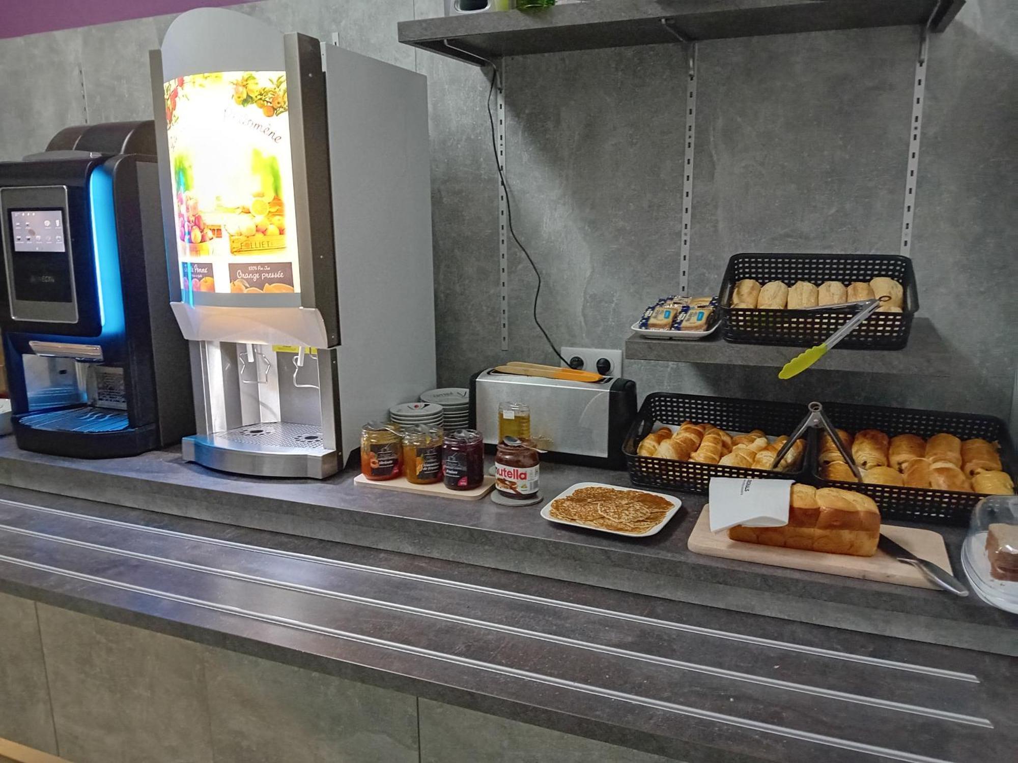 Brit Hotel Confort Nevers Centre Gare Екстер'єр фото