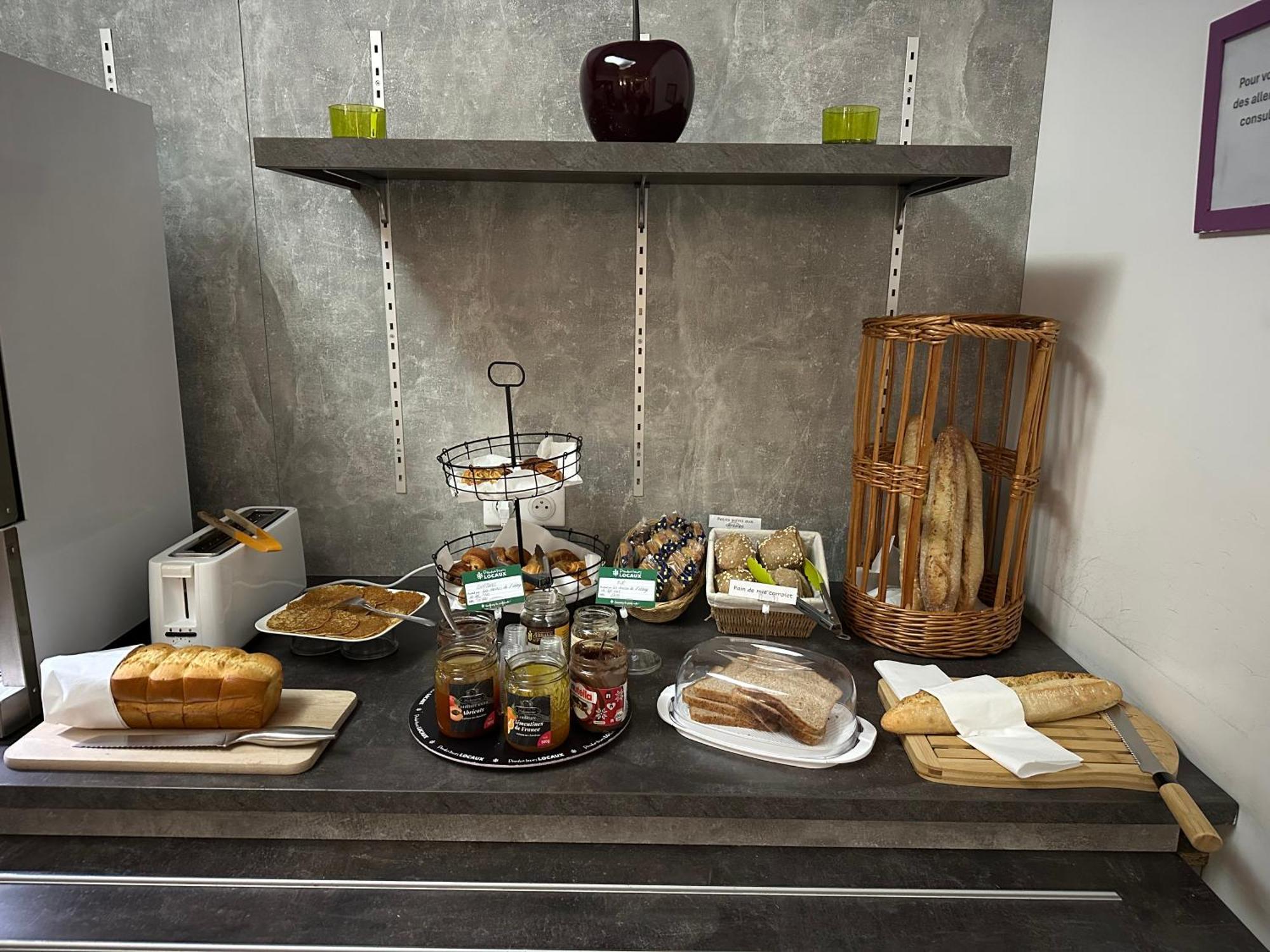 Brit Hotel Confort Nevers Centre Gare Екстер'єр фото